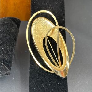2.10.26-31 Vintage Emmons Elegant Gold-Tone Spirals Brooch